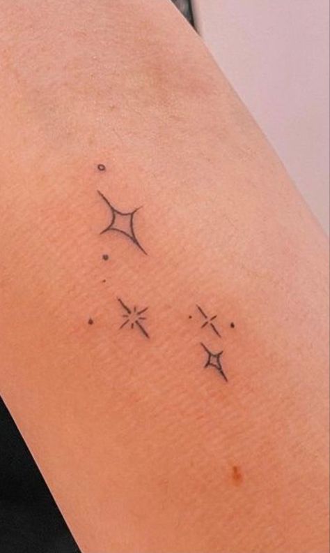 Cool Nature Tattoos, Nature Tattoo Ideas, Tato Flash, Stick Poke Tattoo, Tattoo Plant, Palm Tattoos, Nature Tattoo, Petite Tattoos, Cute Tiny Tattoos