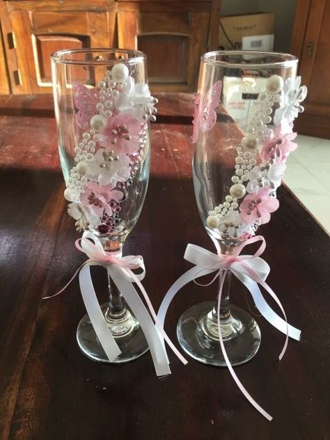 Quince Glass Cups, Quinceanera Wine Glasses Ideas, Doodh Pilai, Green Quinceanera Theme, Glass Decor Ideas, Quinceanera Pink, Cherry Blossom Theme, Sweet 16 Themes, Pink Quince