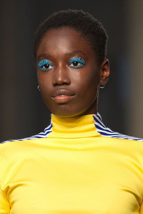 Fashion East Fall 2016 - bright blue mascara Fall Fashion Black Women, Coloured Mascara, Fashion East, Colored Mascara, Fall Fashion Week, Blue Mascara, Cool Makeup Looks, Fashion Week 2016, Fall Fashion 2016