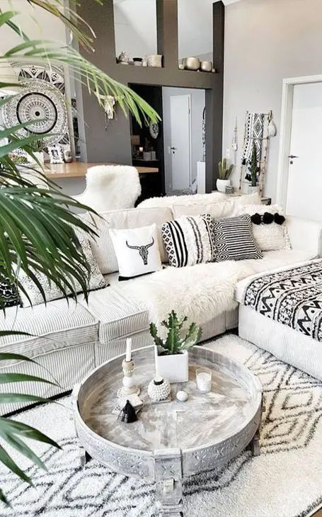 Décoration et tapis berbère : entre douceur et convivialité Summer Living Room Decor, Cozy Neutral Living Room, Summer Living Room, Interior Design Per La Casa, Living Room Color Schemes, Neutral Living Room, Style Deco, Bohemian Living Room, Living Room Decor Modern