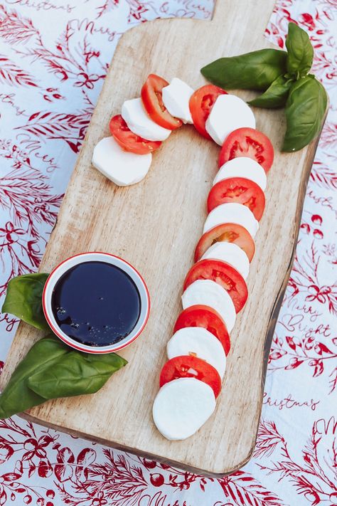 Mozzarella Candy Cane, Christmas Table Inspiration, Tomatoes And Mozzarella, Thanksgiving And Christmas, Christmas Brunch, Table Inspiration, Thanksgiving Table, Holiday Tables, Coffee Grounds