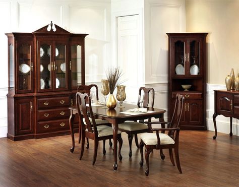 Nothing screams middle class mediocrity more than a matched set of furniture Queen Anne Dining Room, Queen Anne Furniture, Dining Hutch, King Furniture, Kitchen Furniture Storage, Interior Decorating Tips, Amish Furniture, Bern, Dining Room Design