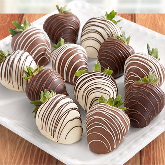 Last Minute Valentines, Chocolate Covered Strawberry Recipe, Blackberry Syrup, Chocolate Covered Fruit, Dipped Strawberries, Fruit Gifts, Chocolate Dipped Strawberries, Strawberry Dip, Chocolate Drizzle