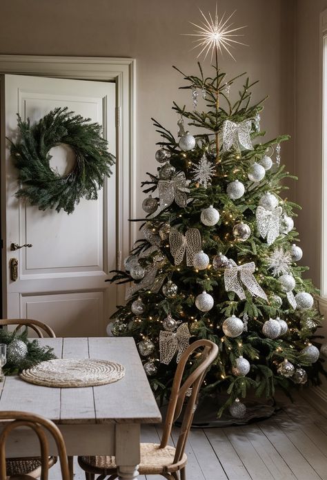 Modern Christmas Tree Ideas, Classy Christmas Tree, Modern Christmas Decor Ideas, Classy Christmas Decor, Best Christmas Tree, Realistic Christmas Trees, Christmas Tree Inspo, Simple Holiday Decor, Pretty Christmas Trees