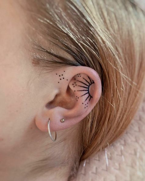 Ear Tattoos For Men, Tentacle Tattoo, Pink Flower Tattoos, Inner Ear Tattoo, Tattoo Sonne, Mum Tattoo, Lucky Tattoo, Tattoos For Men And Women, Chain Tattoo