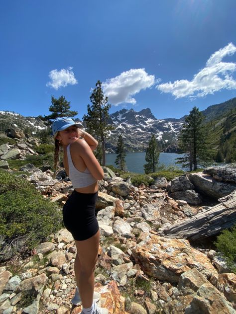 Hiking Selfie, Hiking Instagram Pictures, Hiking Picture Ideas, Canada Aesthetic, Hiking Pics, Camping Aesthetic, Hiking Pictures, Summer Hiking Outfit, Best Friends Shoot