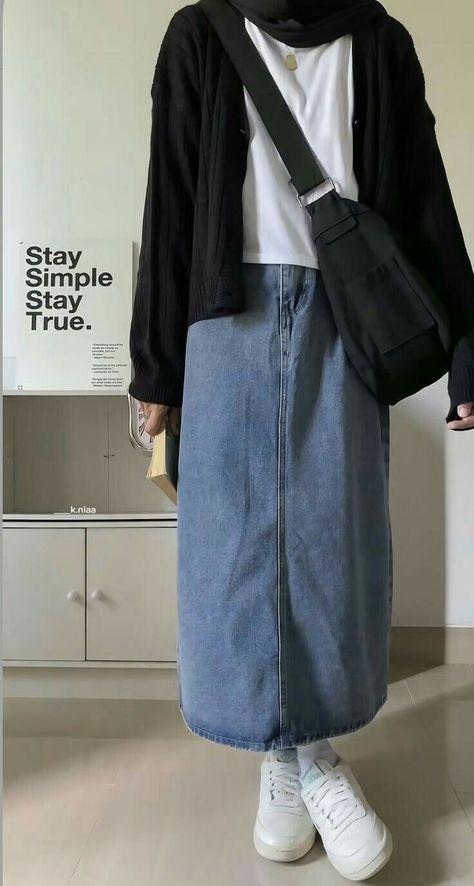 Ootd Kampus Hijab Casual, Outfit Long Denim Skirt, Denim Skirt Modest Outfit, Outfit Kampus Hijab Casual, Hijabi Korean Style, Denim Skirt Hijab Outfit, Outfit Skirt Hijab, Shirt And Denim Outfit, Denim Skirt Outfit Hijab