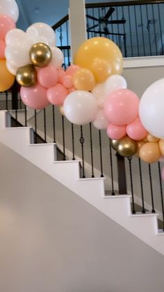 Stairs Balloon Garland, Banister Balloon Garland, Balloons On Stairs, Balloon Garland On Stairs, Balloon Arch Ideas, Baby Shower Balloon Garland, Make A Balloon Arch, Arch Home, Diy Balloon Arch