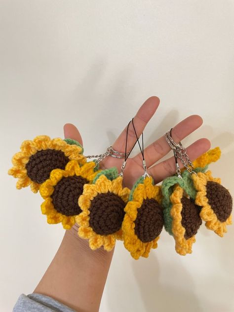 Flower Keychain Crochet, Crochet Flower Keychain, Bag Charm Crochet, Crochet Flower Bag, How To Crochet For Beginners, Charm Crochet, Crochet Bookmark Pattern, Keychain Crochet, Flower Keychain