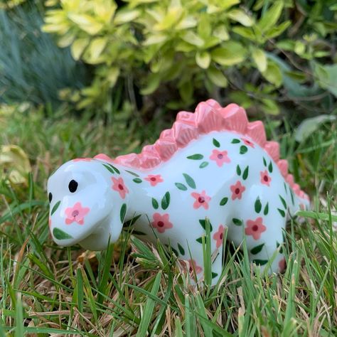 This pink ditsy floral stegosaurus is my personal favourite from my recent Dino drop! ✨🌸🦕🎨 Thank you so much to everyone who placed an order over the weekend! Please check out my website to see which pieces are left 🥰✨🎨 #art #artist #ceramics #pottery #painting #illustrator #ceramicstudio #potterytiktok #potterypainting #painter #dinosaur Dinosaur Pottery Painting Ideas, Pink Pottery Painting, Dinosaur Ceramics, Cerámica Ideas, Clay Diy Projects, Ceramics Pottery Art, Ceramics Pottery, Illustrators On Instagram, Ceramic Studio