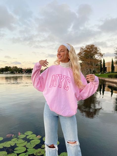 Pink Jumper Outfit, Preppy Outfits Aesthetic, Crewneck Outfit, Streetwear Outfit Ideas, Trendy Streetwear, Estilo Preppy, Cute Preppy Outfits, Pink Crewneck, Spring Outfits Women