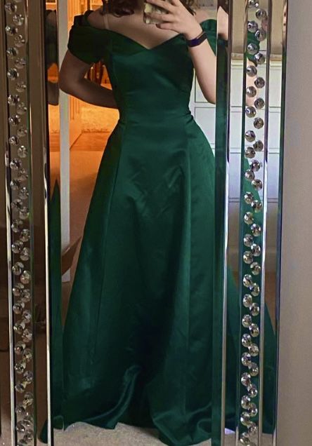 Dark Green Floor Length Dress, Emerland Green Dress Prom, Emerald Green Gown Dress, Emerald Green Long Gown, Satin Prom Dress Aesthetic, Emerald Dress Formal Long, Emerald Green Vintage Dress, Emerald Green Dress Vintage, Emerald Green Dresses Prom