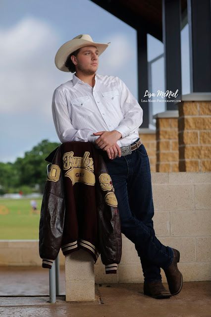 Senior Picture Ideas For Cowboys, Western Senior Picture Ideas For Guys, Senior Picture Ideas Western Guys, Senior Picture Ideas For Guys Country, Guy Senior Pictures Farm, Guy Senior Poses, Highschool Senior, Texas Cheerleaders, Senior Pictures Ideas