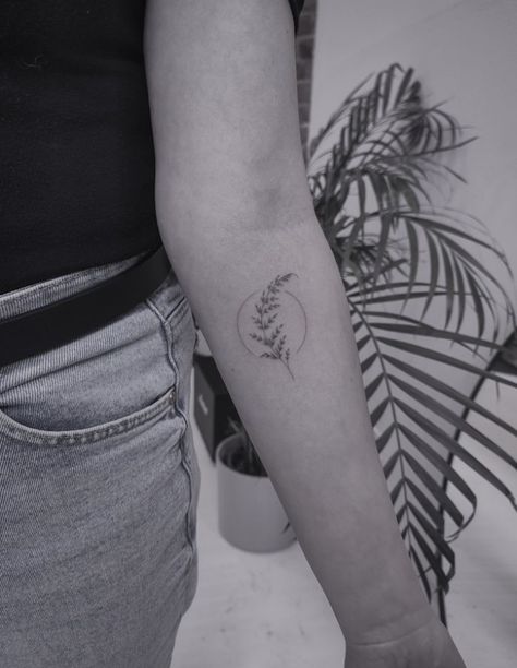 pinterest: hezzprice Nz Fern Tattoo, New Zealand Fern Tattoo, Plant Tattoos For Women, Nz Tattoo, Kpop Tattoos, New Zealand Tattoo, Fern Tattoo, Kunst Tattoos, Neck Tattoos Women