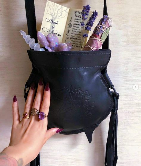 Witch Fashion, Green Witch, Leather Projects, Leather Pouch, Larp, Leather Working, New Style, Leather Craft, Diy Clothes