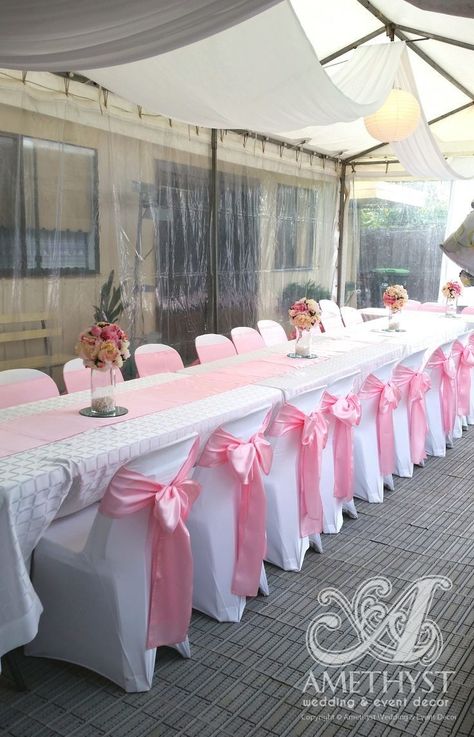 Plastic Table Runner Ideas, Pink Runner Table, Light Pink Wedding Decor, Light Pink Party Decorations, Plastic Chair Covers, Light Pink Party, Pink Table Decorations, White Chair Covers, Pink Sweet 16