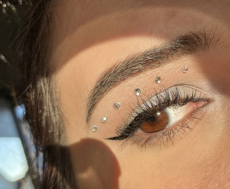 Jewel Makeup Rhinestones Simple, Brown Hooded Eyes, Gems On Eyes, Eyeshadow With Gems, Makeup With Gems, Simple Party Makeup, Basic Eye Makeup, Festival Face Jewels, Makeup Ide