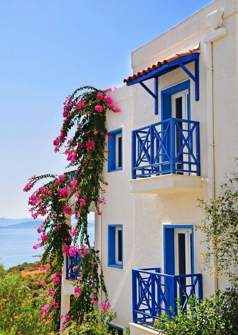 Bodrum - So fresh and clean! I want to see Turkey and eat lots of vegetables and learn to haggle...lol Kempinski Hotel, Bodrum Turkey, Travel Turkey, Pintura Exterior, Casa Vintage, Turkey Travel, So Fresh, Balcony Design, Bougainvillea