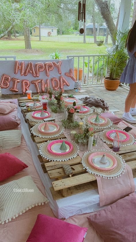 Picnic Party Ideas, Sweet 16 Party Planning, Birthday Sleepover Ideas, 18th Birthday Party Themes, Seventeenth Birthday, Sweet Sixteen Birthday Party Ideas, 17th Birthday Ideas, Picnic Birthday Party, Birthday Picnic