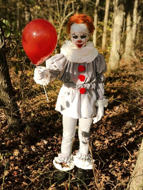 Halloween 2019: Easy No-Sew DIY Pennywise Costume For Kids Boys Pennywise Costume, Diy Pennywise Costume, Pennywise Outfit, Pennywise Costume For Kids, Diy Halloween Dress, Pennywise Halloween Costume, Halloween Dress Up Ideas, Pennywise Costume, Best Diy Halloween Costumes