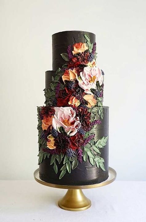 Floral Cakes that Are Too Pretty to Eat - Article on Thursd Most Beautiful Wedding Cakes, Wedding Cake Centerpieces, Wedding Cake Options, Cake With Flowers, Black Cake, Black Wedding Cakes, Fresh Flower Cake, Winter Wedding Cake, Floral Wedding Cake