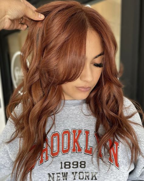 Red Orange Hair Color Ideas, Auburn Medium Length Hair, Dyed Red Hair Natural Looking, Cowgirl Red Hair, Summer Red Hair Color, Spring Red Hair Color, Auburn Hair Color Ideas, Dark Strawberry Blonde Hair, Gorgeous Red Hair