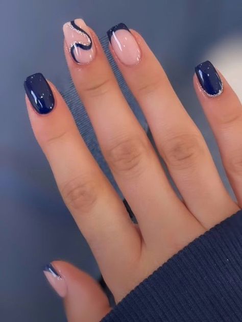 Short Natural Nail Designs Gel Blue, Nail Inspo For Navy Blue Dress, Hoco Nails For Navy Blue Dress, Navy Blue Dress With Nails, White Nails With Dark Blue Design, Nails To Match A Blue Dress, Nails For A Navy Dress, What Color Nails With Navy Dress, Nails For Hoco Blue Dress