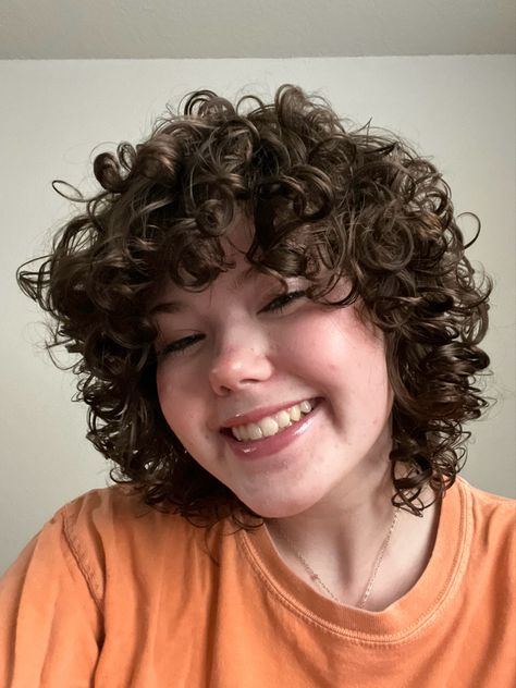 Short Curly Haircuts Round Face Women, Round Face Short Curly Hair, Short 2b Hair, Short Curly Hair Round Face Plus Size, Shag Curly Hair, Fine Curly Hair Cuts, Pageboy Haircut, Hair Short Curly, Mama Hair