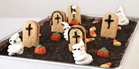 Graveyard Dessert, Festive Food Ideas, Ghost In The Graveyard, Ghosts In The Graveyard, Candy Eyeballs, Festive Food, Halloween Treats Easy, Dessert Toppings, Pumpkin Candy