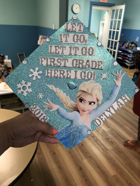 Frozen Kindergarten Graduation Cap Frozen Graduation Cap Ideas, Diy Preschool Graduation Cap, Vpk Graduation Cap Designs, Kindergarten Graduation Hat Ideas, Preschool Graduation Cap Decoration, Kindergarten Grad Cap Ideas, Prek Graduation Cap Designs, Kinder Graduation Cap Ideas, Kindergarten Graduation Cap Decoration