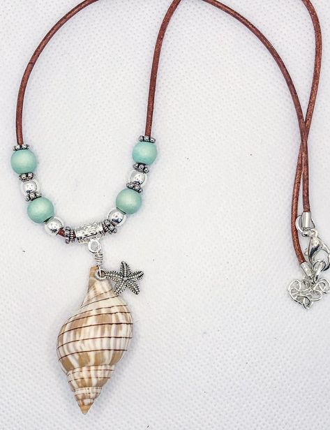 Tulip Shell Necklace Gifts for Mom Gift for Her Beachcomber - Etsy Shell Pendant Necklace, Shell Jewelry Ideas, Shell Necklace Diy, Shell Jewellery, Beach Jewellery, Wire Wrapped Jewelry Diy, Beach Lover Gifts, Diy Jewelry Necklace, Step Mom Gifts