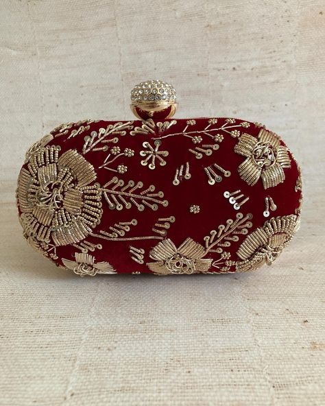 🏷️£34.99 & Free delivery. ✨A gorgeous oval handcrafted plush velvet clutch bag. Gold shoulder chain included. 🛍️Tap the link to shop. 10% off your first order. #maroon #clutchbag #indianclutch #clutchbag #indianbride #indianwedding #desiwedding #clutchpurse Velvet Clutch Bag, Zardozi Work, Deep Maroon, Ear Chain, Velvet Clutch, Pakistani Jewelry, Shoulder Chain, Thread Work, Gold Floral