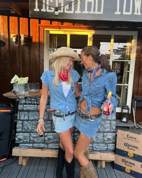 19 år på en baddie❤️‍🔥🍾 #bff Cowgirl Outfit Halloween, Cowgirls Costume, Cowboy Fits, Cowgirl Costume Halloween, Cowgirl Dress Up, Bra Outfits, Cowgirl Halloween Costumes, Cowboy Halloween Costume, Cowgirl Outfits Halloween