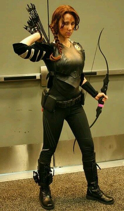 Katniss Cosplay Katniss Cosplay, Dnd Poses, Archery Poses, Archery Girl, Action Pose, Comic Con Cosplay, Epic Cosplay, Pics Ideas, All Black Looks