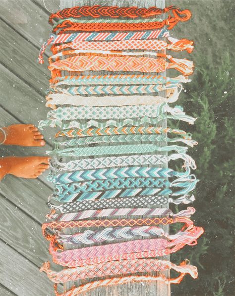 Summer Thread Bracelets, Preppy Friendship Bracelets, Obx Bracelets, Cute Friendship Bracelets Pattern, Obx Outfits, Chevron Friendship Bracelets, Braided Friendship Bracelets, String Bracelet Patterns, Surf Girl