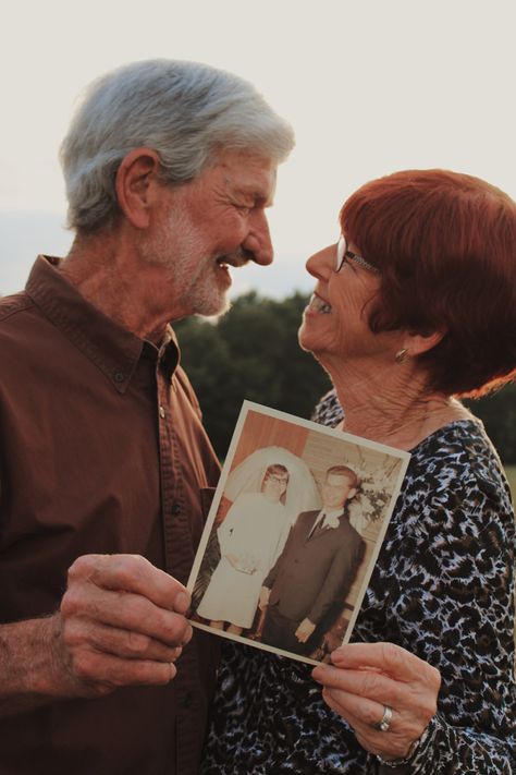 Poses For Middle Age Couples, 50 Year Anniversary Photo Shoot, Grandparents Couple Photoshoot, Old Parents Pictures, 50th Anniversary Pictures Poses, Couple Poses For Family Pictures, Old Couple Photoshoot Poses, Old Couple Picture Ideas, Best Photo Poses For Older Couples