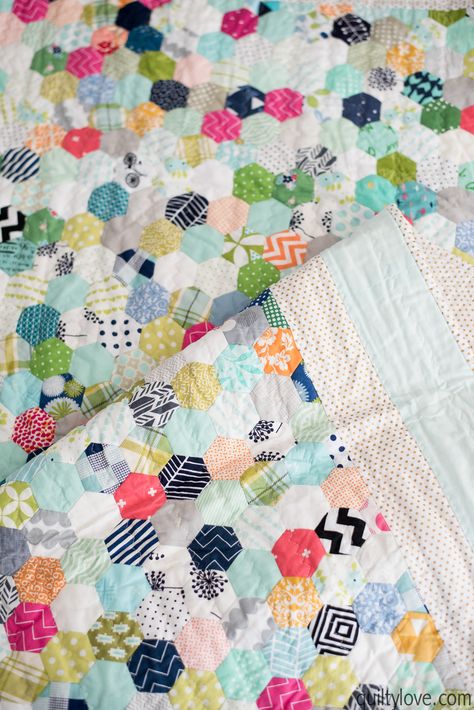 Paper Pieced hexie quilt by Emily of Quiltylove.com. This quilt is hand sewn using fabric scraps to create a fun and colorful hexie quilt. Quilting Hexagons, Using Fabric Scraps, Quilty Love, Hand Piecing, Hexagon Patchwork, Quilt Big, Hexagon Quilts, Memory Quilts, Hexie Quilt