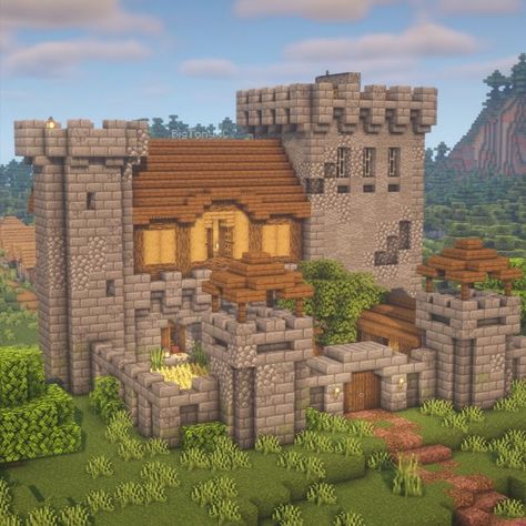 A survival-based castle with a courtyard! Tutorial at the link! Minecraft Survival Castle, Minecraft Small Castle, Minecraft Castle Ideas, Chalet Minecraft, Minecraft Medieval Castle, Minecraft Medieval Village, Minecraft Castle Blueprints, Minecraft Medieval House, Minecraft Castle Designs