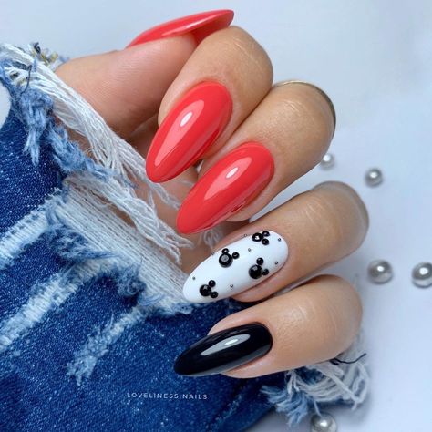 𝒦𝓁𝒶𝓊𝒹𝒾𝒶 on Instagram: “Ma�łe słodkie myszki Miki z cyrkonii 🖤 ———— @indigonails Make Me Red, Mr. White, Mr. Black ———— #indigo #indigonails #indigogirl #nails…” Red Disney, Minnie Mouse Nails, Mickey Nails, Basic Nails, Disney Nails, Elegant Nails, Beauty Basics, Nail Decorations, Cute Acrylic Nails