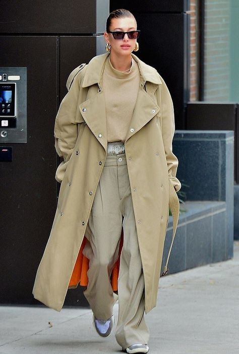 Monochromatic Outfit Hailey Bieber New York, Hailey Baldwin Street Style, Hailey Baldwin Style, Walking Down The Street, Trench Coat Outfit, Sneakers Street Style, Coat Outfit, Looks Street Style, Hailey Baldwin