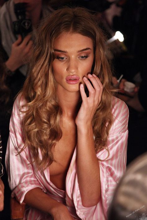 Rosie Huntington Whiteley Makeup, Supermodel Aesthetic, Adriana Lima Young, Goth Subculture, Rosie Huntington, Victoria's Secret Fashion Show, Men Stylish Dress, Huntington Whiteley, Rosie Huntington Whiteley