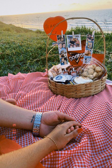 Date Picnic Ideas Romantic, Piknik Ideas Romantic, Cute Picnic Date Ideas Romantic, Anniversary Picnic Ideas Romantic, Ideas Para Picnic En Pareja, Picnic Ideas For Couples, Picnic Romantico, Anniversary Date Ideas, Vintage Aesthetic Stickers Printables