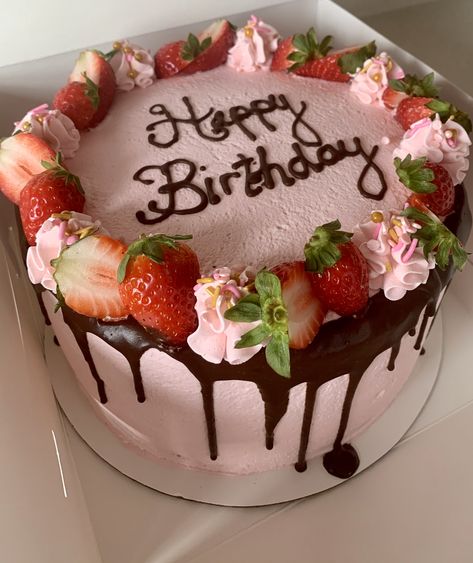 Birthday Cake For Mom Easy, Simple Easy Birthday Cakes, Birthday Cake For 85 Year Old Woman, Simple Birthday Cakes For Mom, Cute Birthday Cakes For Mom, 47 Birthday Cakes For Women, Cake Ideas For Women Birthday Simple, Birthday Cake For Mom Simple, Birthday Cakes With Strawberries