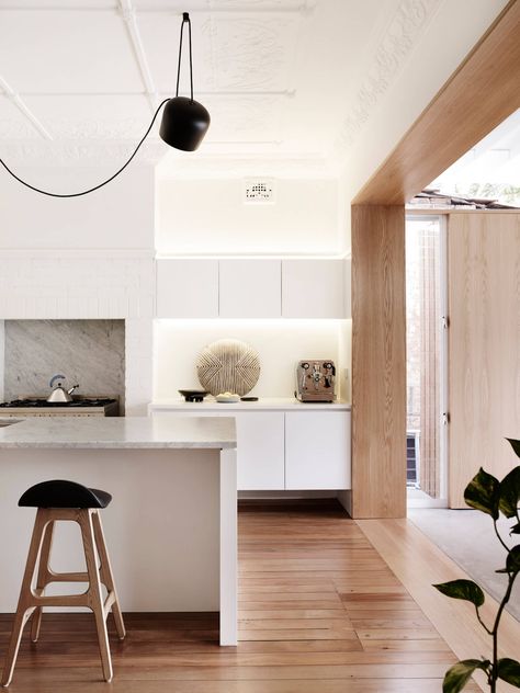 m b a r c h i t e c t s Neutral Kitchen Designs, Interior Art Deco, Kitchen Design Gallery, Neutral Kitchen, Art Deco Home, Kitchen Pendants, Kitchen On A Budget, Australian Homes, Unique Kitchen