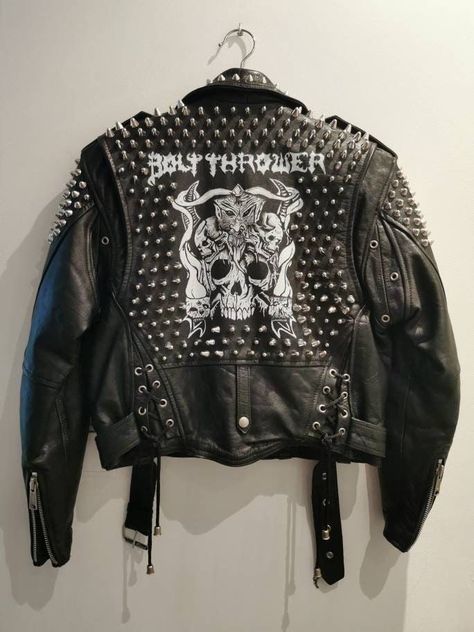 Punk Rock Home Interiors, Metalhead Clothes, Baggy Grunge Outfit, Diy Leather Jacket, Metalhead Fashion, Punk Leather Jacket, Jacket Inspiration, Fake Leather Jacket, Leather Biker Vest