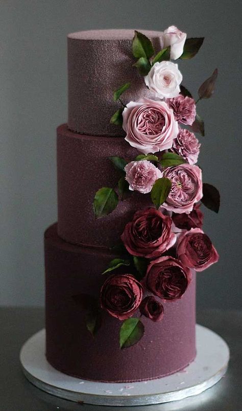 These gorgeous wedding cakes are very stylish Wedding Cake Ombre, Fondant Wedding Cakes, Floral Wedding Cakes, Tiered Cake, Gorgeous Wedding Cake, Wedding Cakes With Cupcakes, Cake Trends, Unique Wedding Cakes, Wedding Cake Decorations