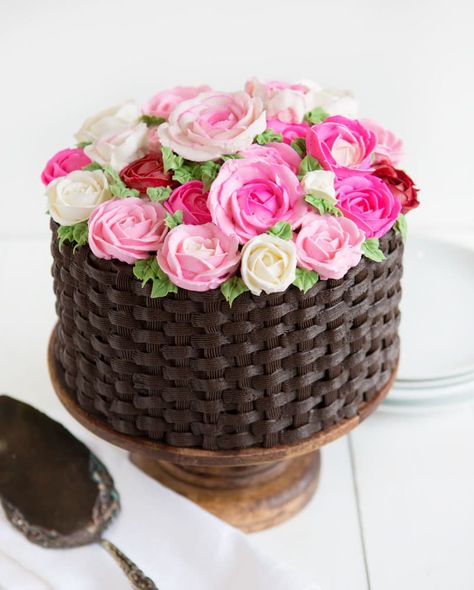 Some classic designs will simply never go out of style! This Basket of Flowers Cake is a great way to practice some piping skills and eat delicious cake! | Food Recipe | Dessert Recipe #dessert #food #cake Basket Of Flowers Cake, Basket Weave Cake, Flower Basket Cake, Torte Creative, Basket Cake, I Am Baker, Torte Cupcake, Basket Of Flowers, Flowers Cake