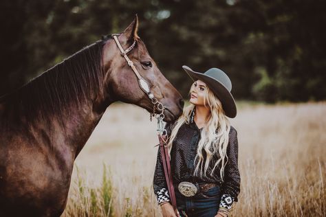 Western Senior Picture Ideas With Horses, Western Photoshoot Ideas With Horse, Senior Picture Ideas Western, Ranch Photoshoot, Western Senior Picture Ideas, Cowgirl Senior Pictures, Western Photoshoot Ideas, Western Shoot, Western Pictures