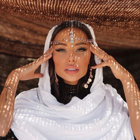 Adele Grisoni, Makeup Carnaval, Desert Photoshoot Ideas, Desert Photoshoot, Dubai Outfits, Arabian Night, Arabian Women, Arab Beauty, Arabian Beauty