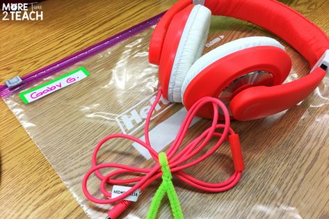 Being a teacher can be overwhelming at times! That's why it's so important to work smarter and not harder. Using chenilles to tie the cords from headphones keeps them from getting tangled up. Then storing the them in labeled Ziploc bags keeps them organized and easy to take with you to the computer lab. Store Headphones In Classroom, Headphone Storage Classroom Student, Organizing Headphones In The Classroom, How To Store Headphones In A Classroom, Teacher Time Management, Headphone Organizer, Headphone Storage, Classroom Hacks, Teaching Second Grade